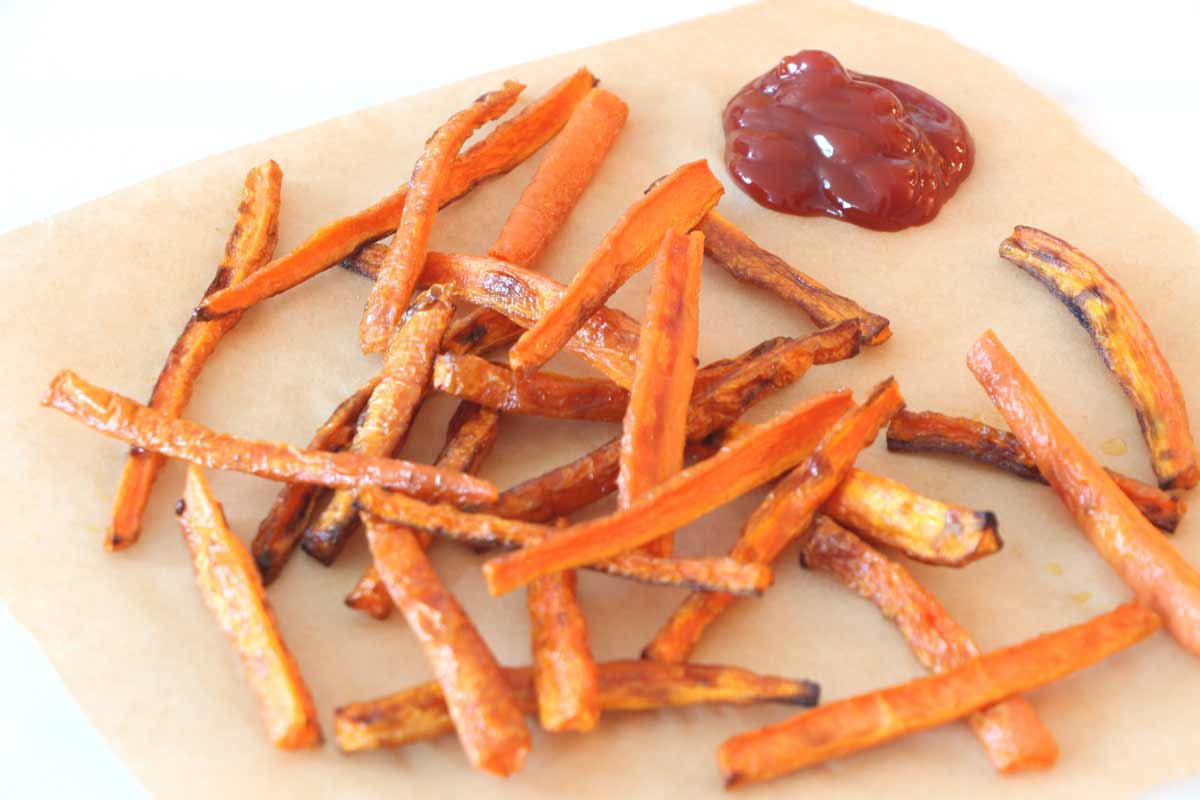 Crispy Garlic Carrot Fries Recipe- that is so crispy crunchy it will make you smile and love carrot fries. www.chophappy.com