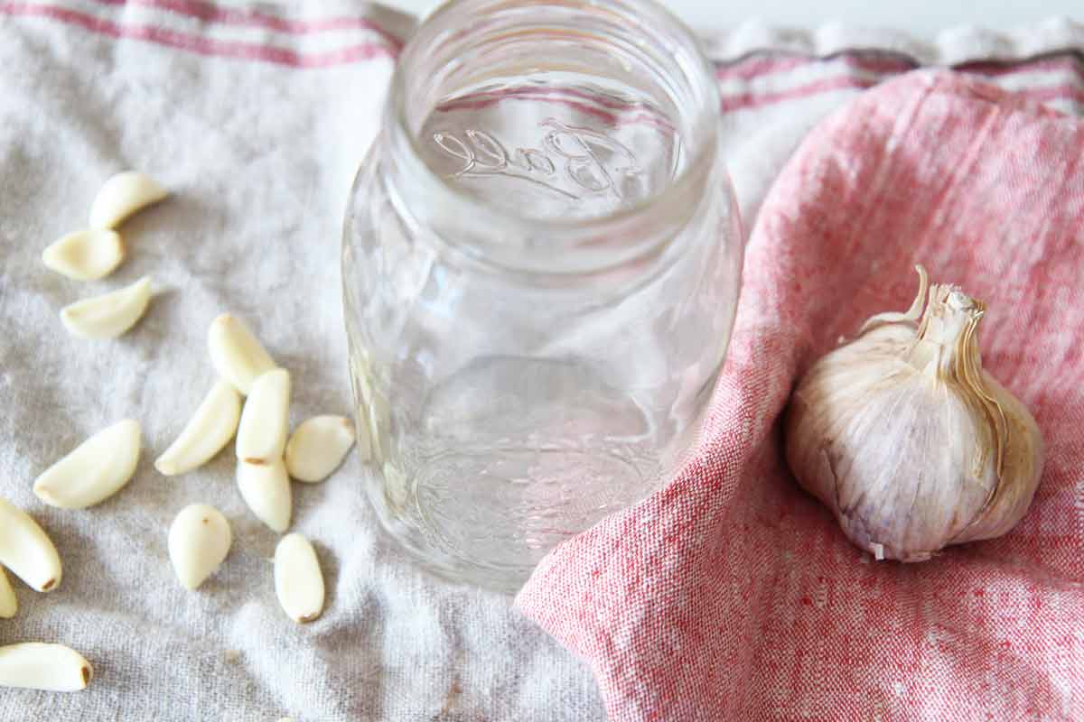 How to Peel Garlic with a Mason Jar (cooking hack) - will make peeling super easy and fast. Happy cooking! www.ChopHappy.com