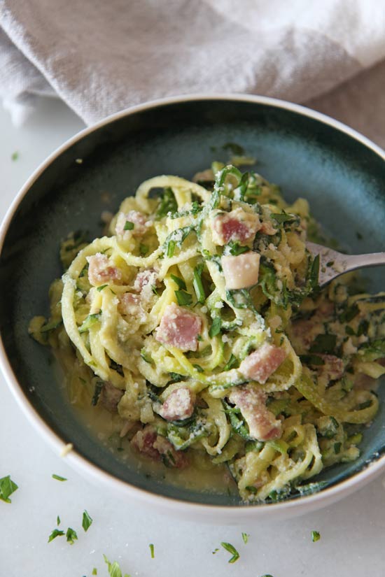 Zoodles Carbonara (5 Ingredients and 10 Minutes) Recipe. This is easy, fast, and perfect #pasta #recipe. Grab #zucchini, eggs, parmesan, and dinner is ready. Happy Cooking! #simplerecipe #easyrecipe #crabonara