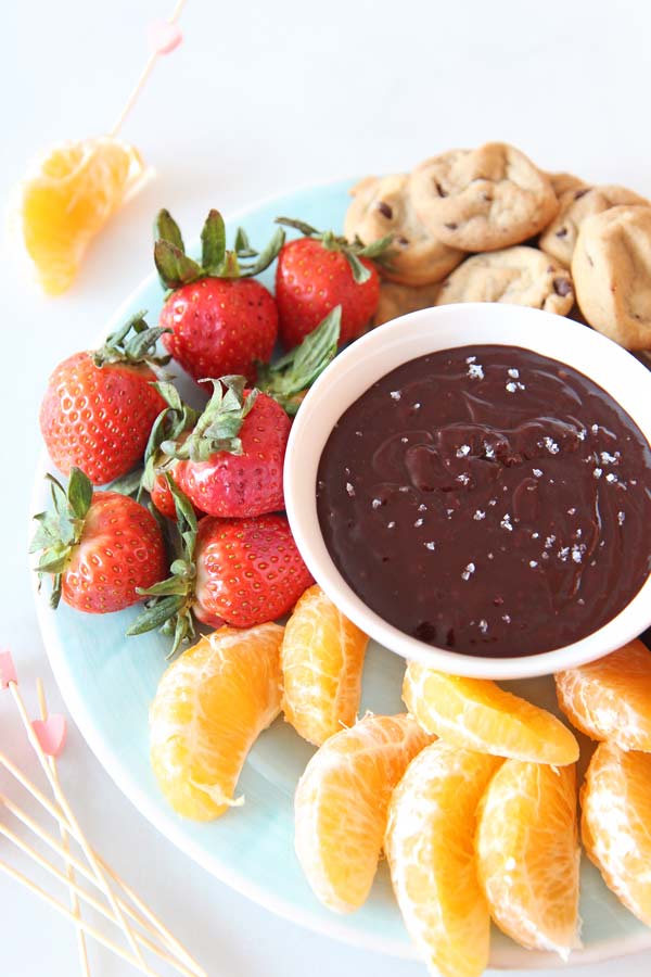 Red Wine Chocolate Fondue Recipe. Indugent dessert dipping is a must for date night, Valentines day, or your birthday! Deep rich dark chocolate with citrus jam and red wine yum. Dessert dreams come true in the slow cooker. #sowcookerrecipe #redwine