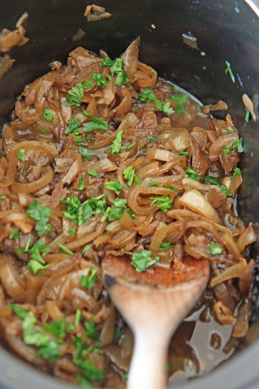 How to Make Slow Cooker Caramelized Onions Recipe. Grab onions, brown sugar, vinegar, garlic, salt and pepper. This is a fun hack that your slow cooker or crock pot does all the work. Happy cooking! www.ChopHappy.com #slowcooker #frenchonionsoup