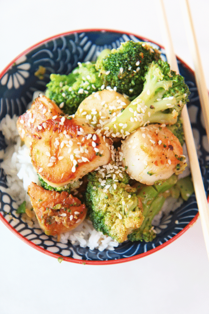 Scallop and Broccoli Stir Fry (15 minute recipe). Grab garlic, ginger, scallops, soy sauce and sriracha. This is an easy one pot take out dinner at home. Happy Cooking! www.ChopHappy.com #strifry #scallops