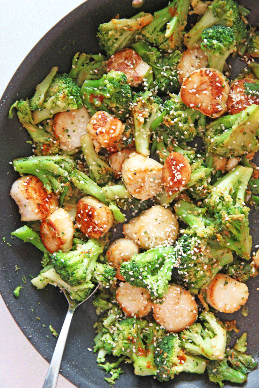 Scallop and Broccoli Stir Fry (15 minute recipe). Grab garlic, ginger, scallops, soy sauce and sriracha. This is an easy one pot take out dinner at home. Happy Cooking! www.ChopHappy.com #strifry #scallops