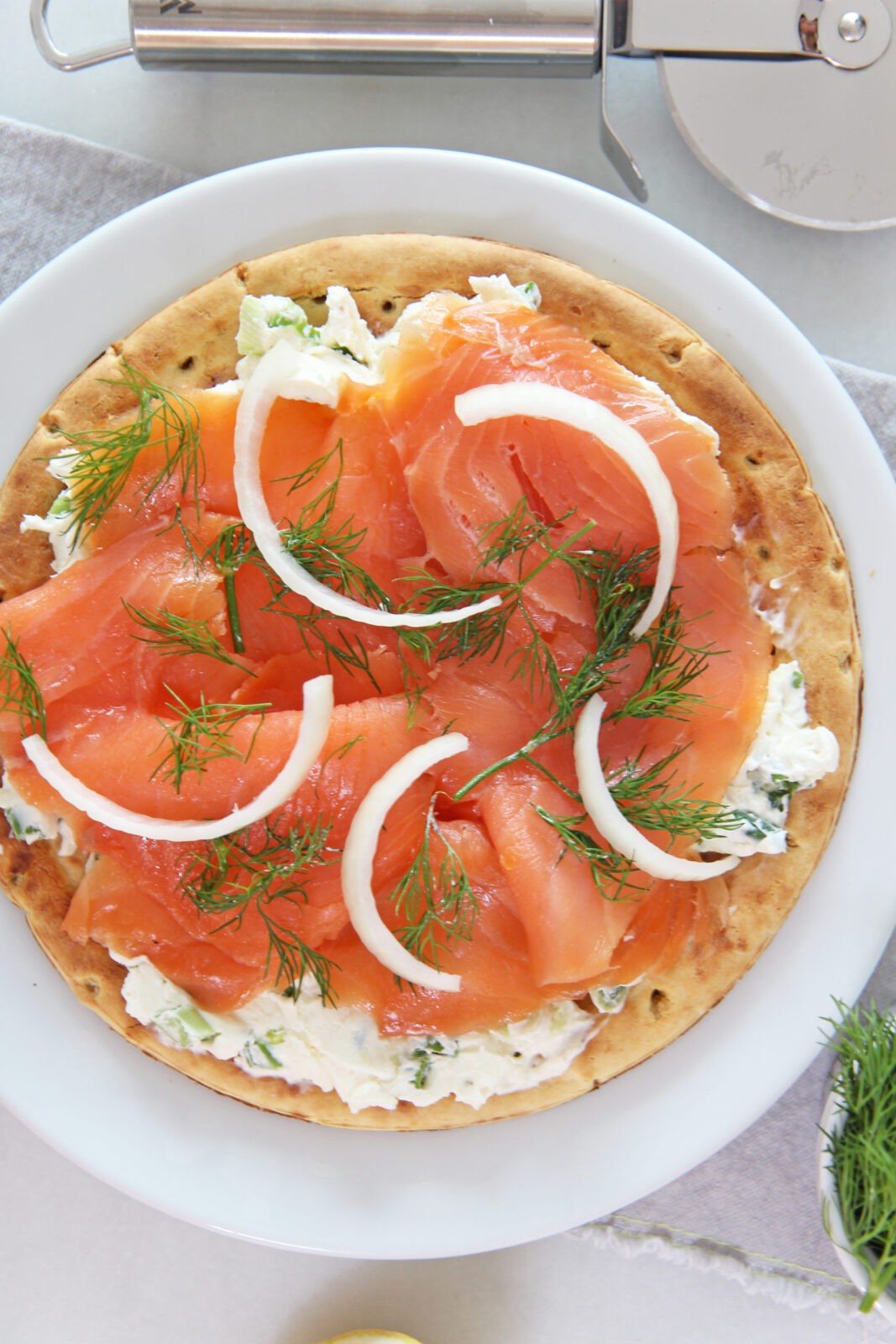 Bagel and Lox Pizza with Scallion Cream Cheese . This is an easy brunch pizza recipe! Happy Cooking! #pizza #bagelandlox