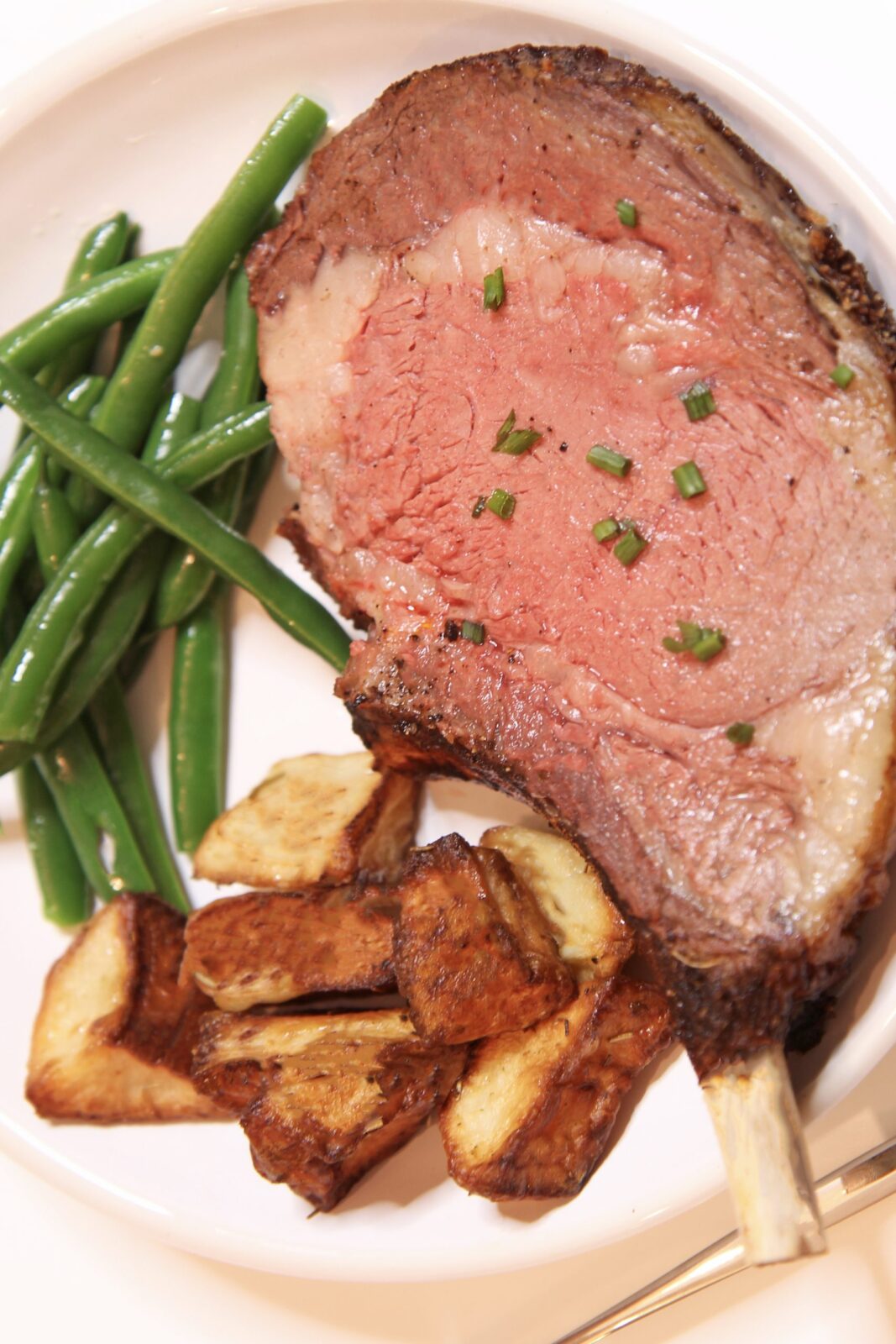 How to Make The Best Prime Rib Roast Recipe. This is a perfect Christmas recipe, Hannukkah recipe, or family dinner main. It is super easy because the beef is ribeye with is faty and juicy. Happy Cooking! #beefrecipe #Primerib