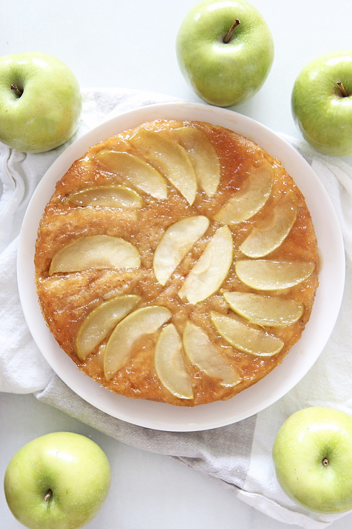 5 Ingredient Apple Honey Cake. This is a perfect Rosh Hashanah dessert recipe for a sweet Jewish New Year. This cake hack includes cake mix and apple sauce to make it easy for non bakers. Happy Jewish Holidays. #RoshHashanah #applerecipe