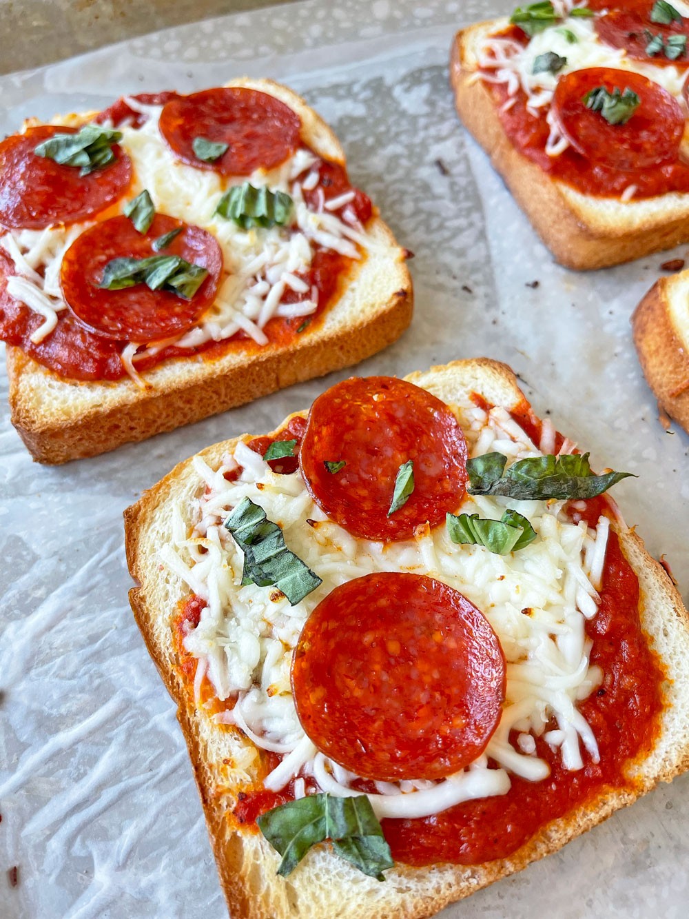 Pizza Toast Recipe. This is an easy pizza recipe that saves time and gets dinner on the table easily and fast. Great pizza hack. #pizza #pizzahack